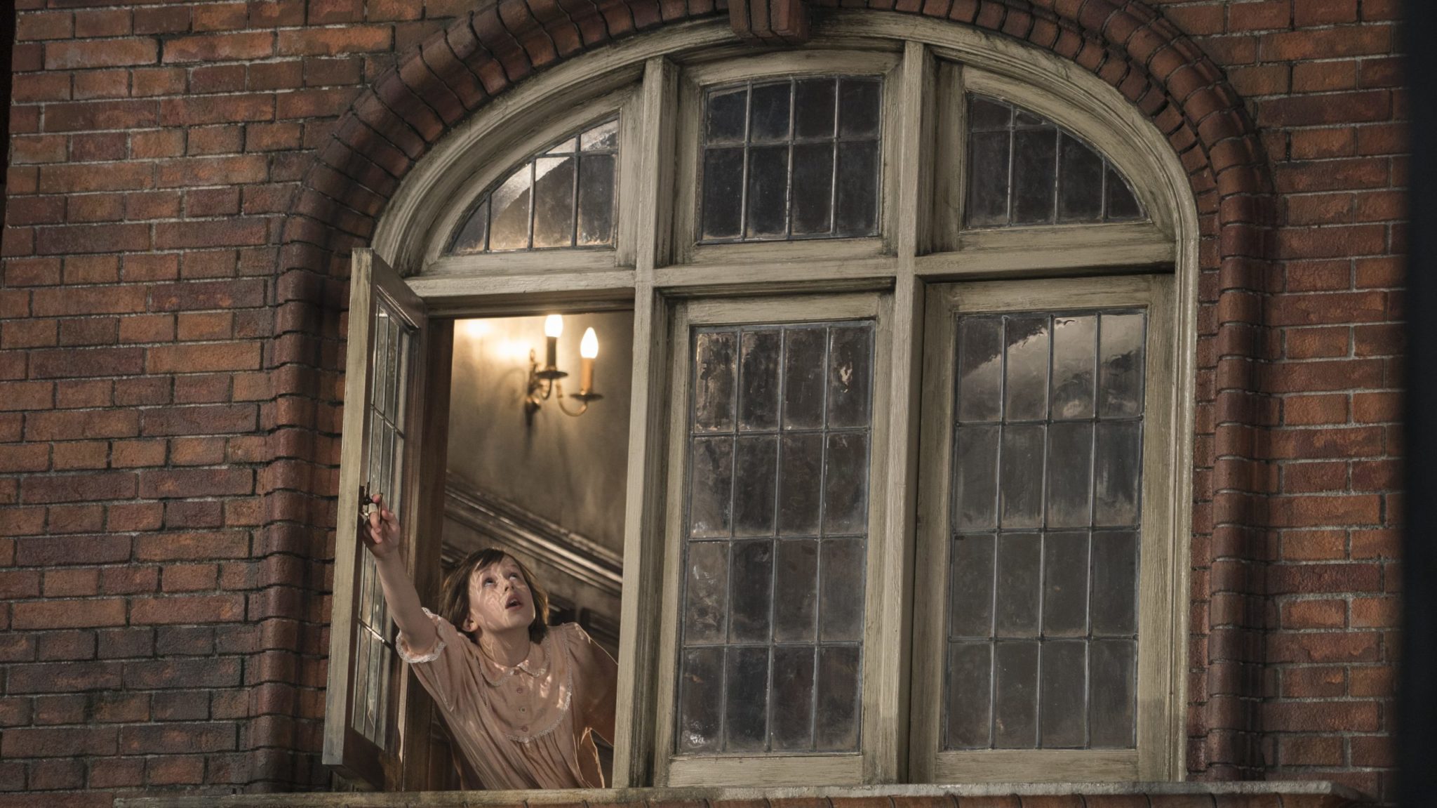 La nueva cinta del director Steven Spielberg, EL buen amigo gigante, es la adaptación de una añorada obra de Roald Dahl, nos cuenta la emocionante historia de una jovencita londinense (Ruby Barnhill) y un misterioso gigante (Mark Rylance) que le presenta las maravilla y peligros del país de los gigantes 