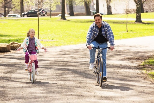 Kylie Rogers y Russell Crowe en una escena de 'Lo Mejor de Mi Vida'.