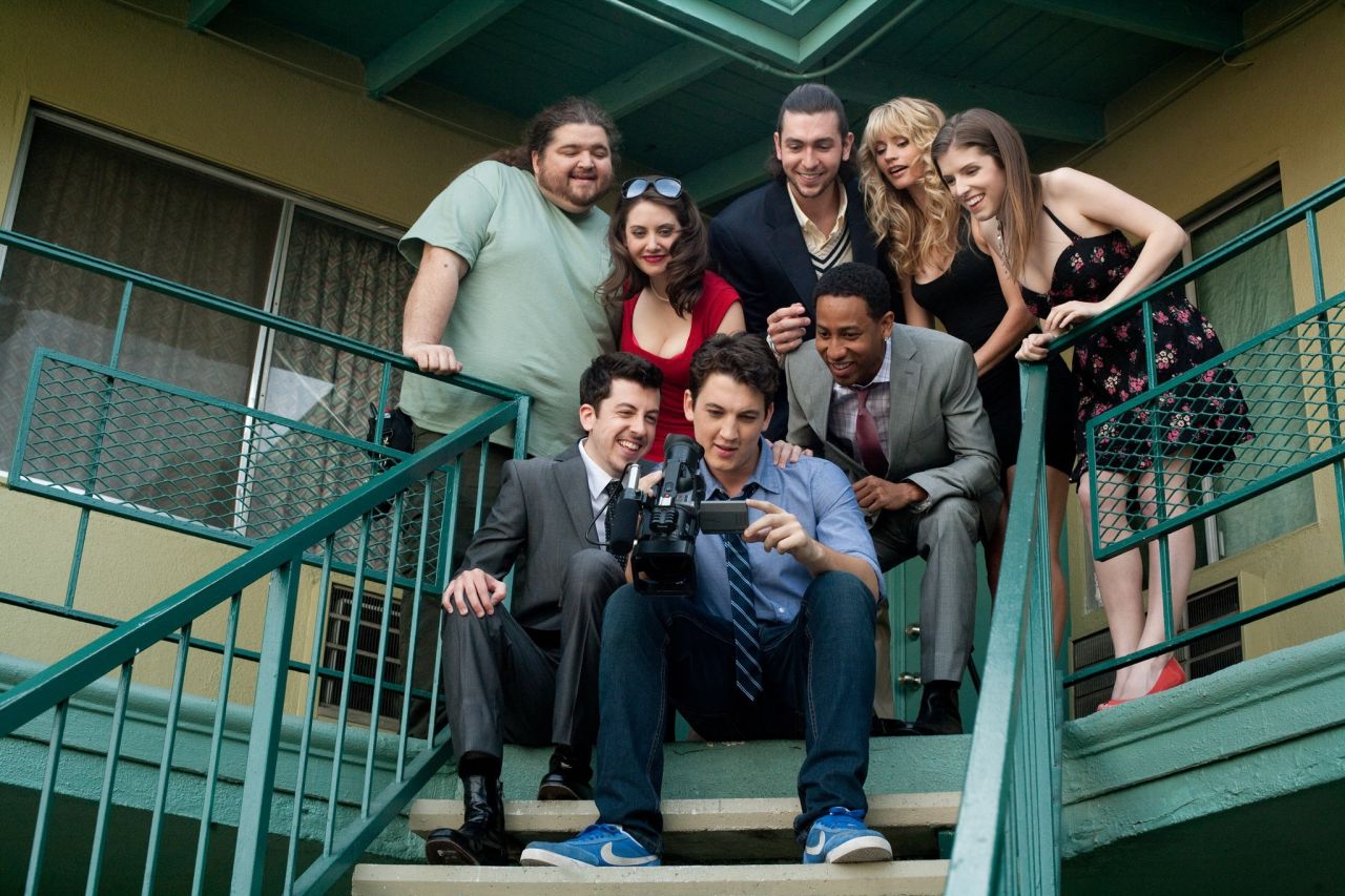 El elenco de la recién estrenada comedia 'Get a Job' (2016). Photo by Chuck Zlotnick - © 2012 CBS Films, Inc. All rights reserved.