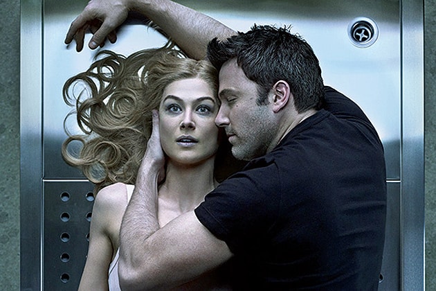 Imagen promocional de Gone Girl de David Fincher con Ben Affleck. Gone Girl es dirigida por David Fincher. Basado en la novela de Gillian Flynn y adaptada por ella. Estelarizada por Ben Affleck, Rosamund Pike, Scoot McNairy, Neil Patrick Harris, Casey Wilson y Tyler Perry.