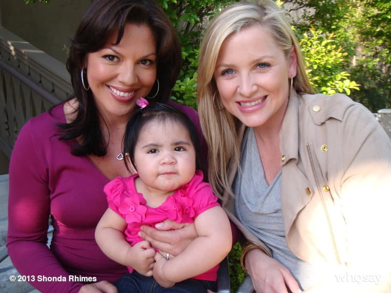 Sara Ramírez da vida a la Dra. Callie Torres, mientras Jessica Capshaw a la Dra. Arizona Robbins.