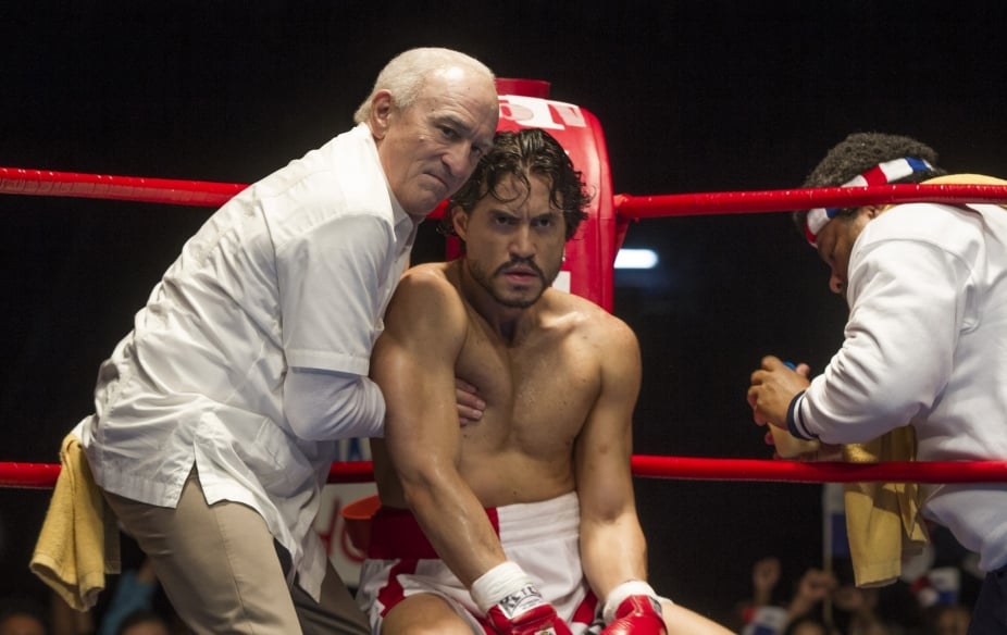 Robert De Niro y Edgar Ramírez en Hands of Stone.