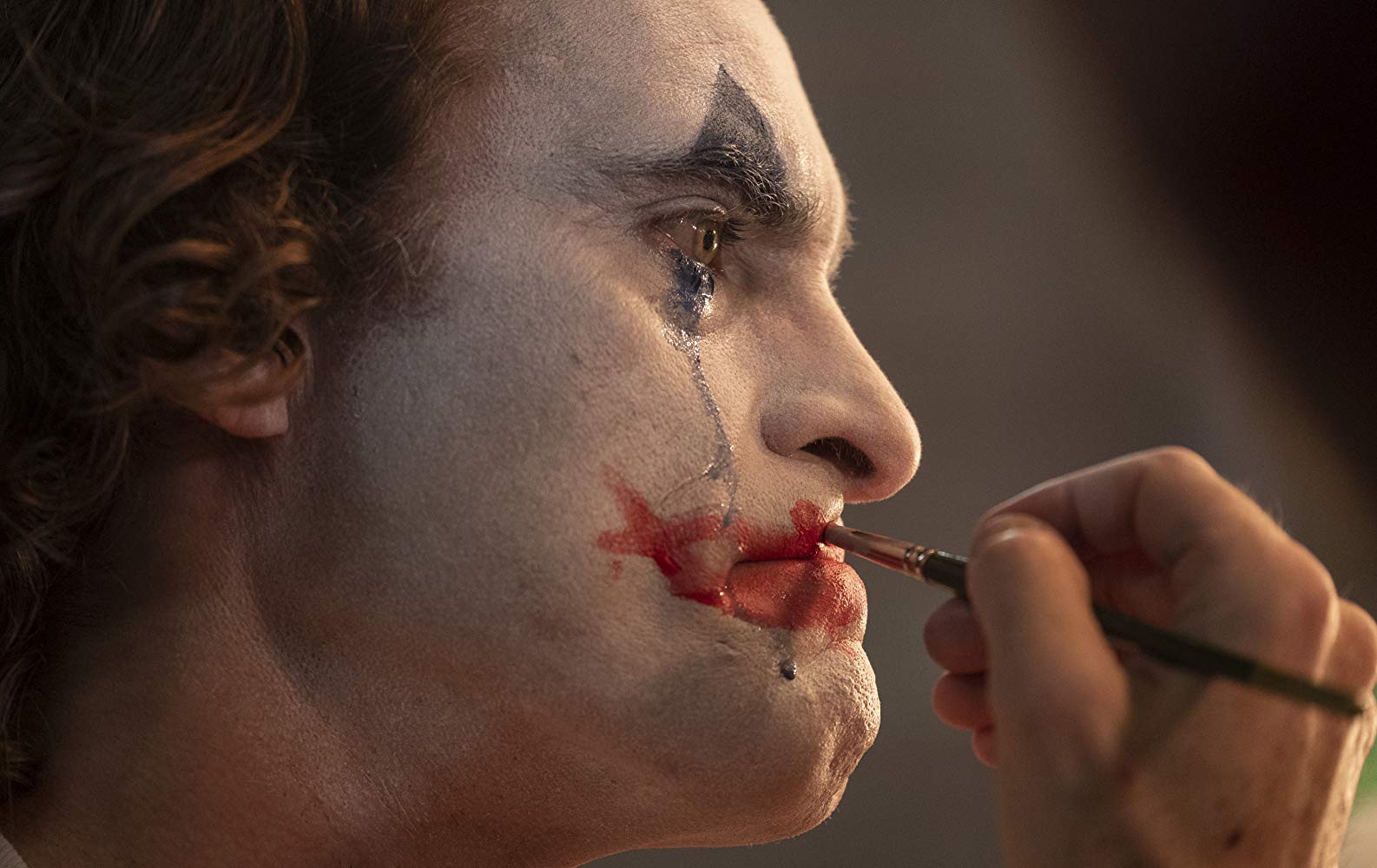 Joaquin Phoenix se transforma en el JOKER en tráiler final oficial