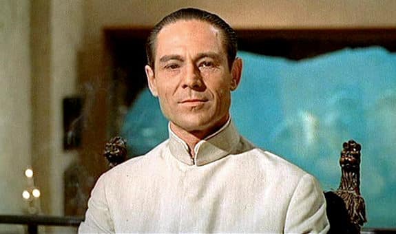 05_Flatbed_1 OCTOBER Joseph Wiseman como el Doctor No