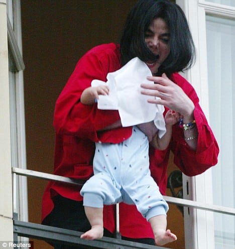 michael_jackson_baby_dangle_balcony