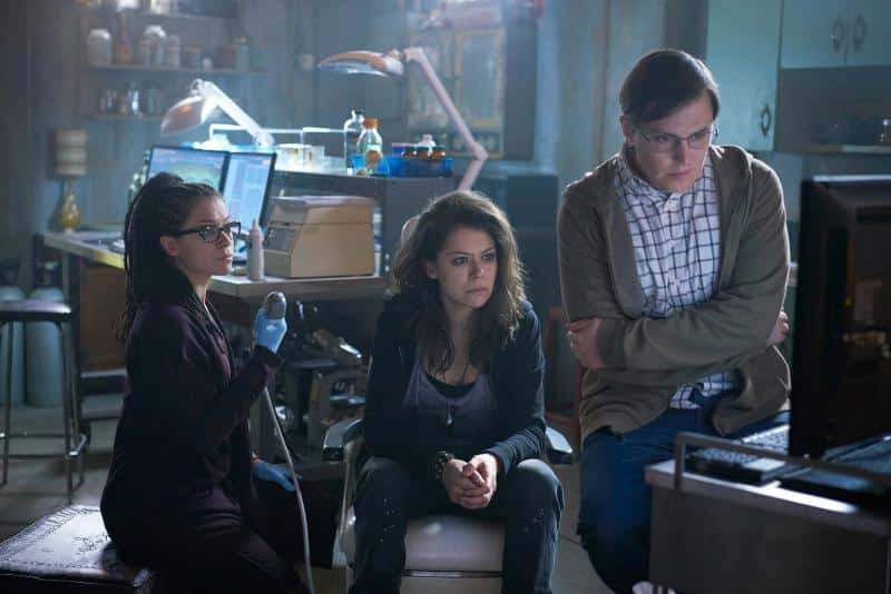 Tatiana Maslany y Josh Vokey en 'Orphan Black'.