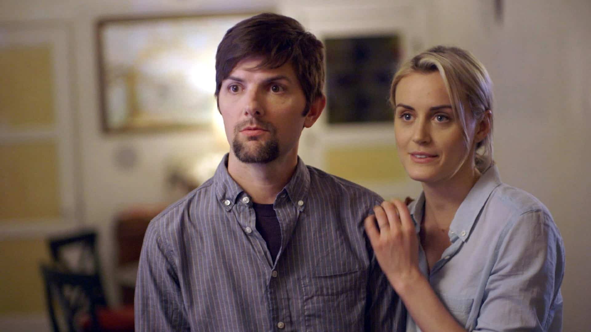 Adam Scott y Taylor Schilling en 'The Overnight'.