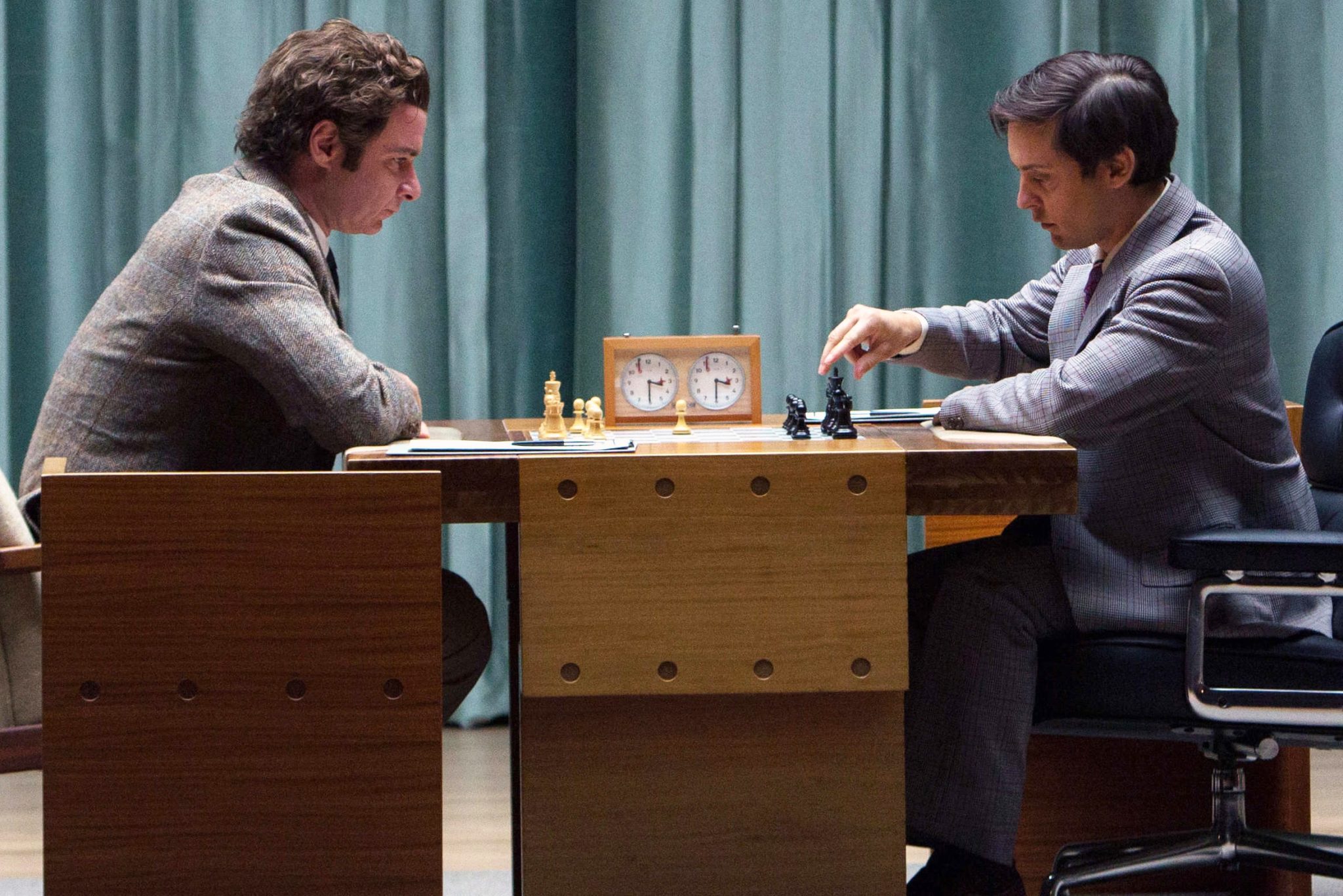 Liev Schreiber es Boris Spassky y Tobey Maguire como Bobby Fischer, en el filme 'La Jugada Maestra' (Pawn Sacrifice). En cines 26 de febrero.