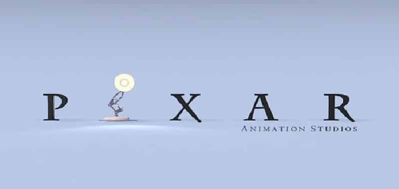 Imagen promocional de Disney Pixar. The Good Dinosaur, después de 18 meses nos presenta sus primeros cambios. The Good Dinosaur es dirigida por Peter Sohn, y estelarizada por Lucas Neff, Neil Patrick Harris, Frances McDormand, John Lithgow, Judy Greer y Bill Hader. Sin cambios en el reparto pese a los problemas de la cinta.