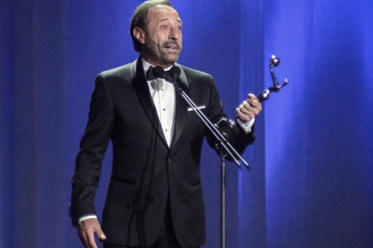 Guillermo Francella acepta el premio como Mejor Actor por la película El Clan.