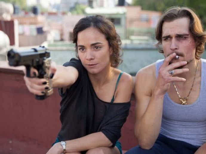 Alice Braga y Jon-Michael Ecker en 'Queen of the South'