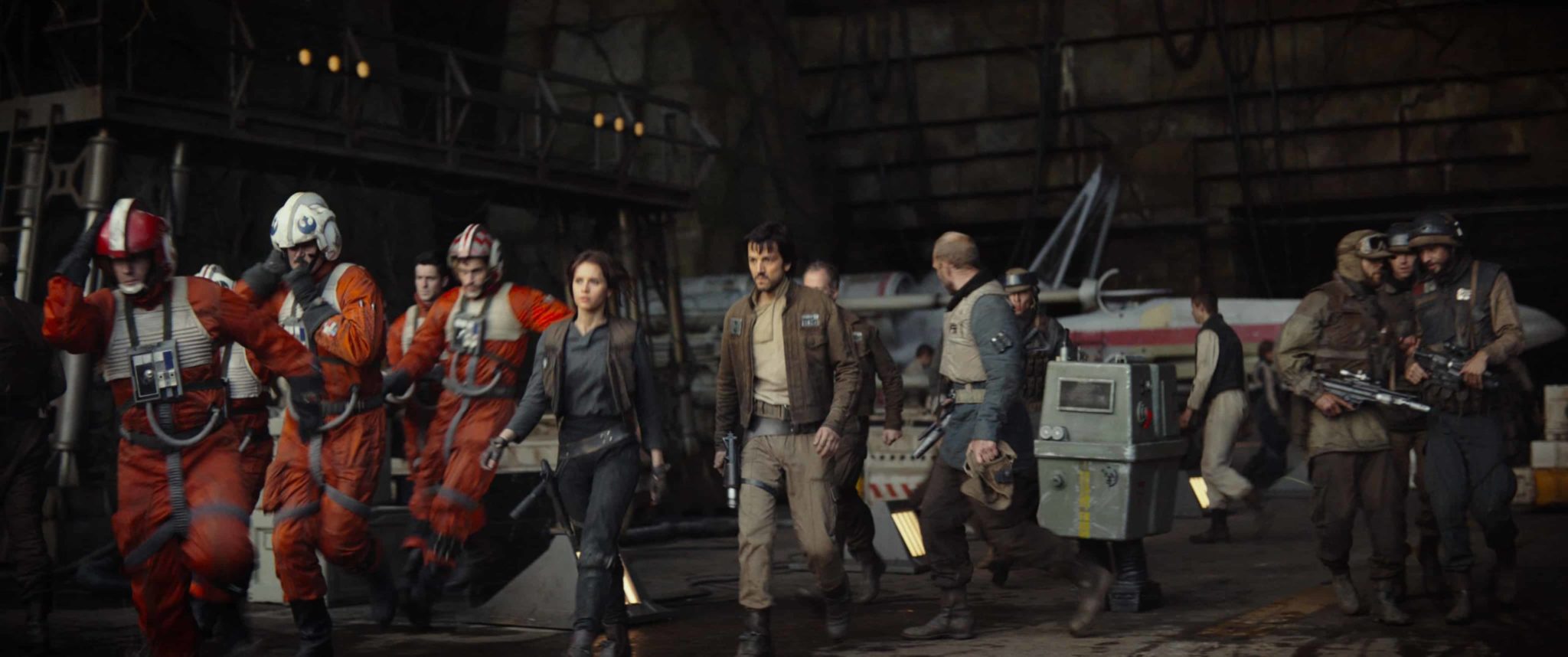 Rogue One: A Star Wars Story L to R: (Felicity Jones) & (Diego Luna) Ph: Film Frame ©Lucasfilm LFL