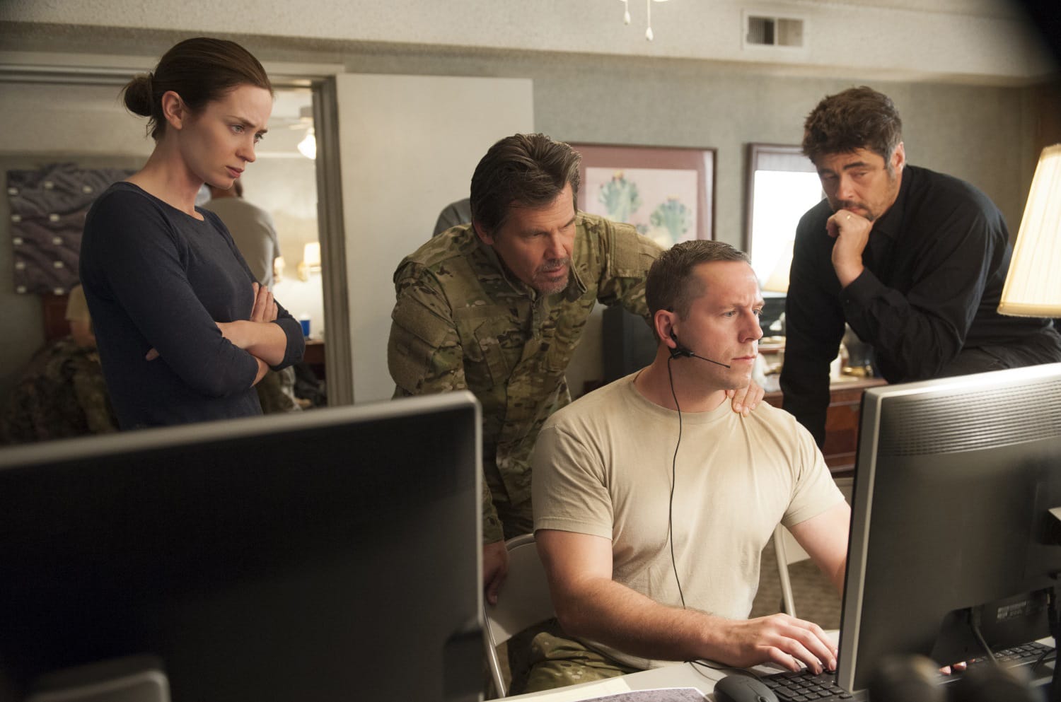 Emily Blunt, Josh Brolin, y Benicia del Toro en Tierra de Nadie: Sicario