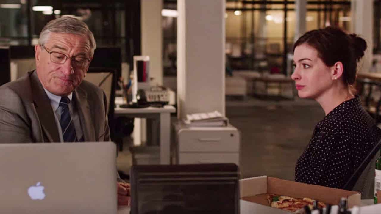 Cuando no tiene interrupciones, la química entre Robert De Niro y Anne Hathaway es muy disfrutable 