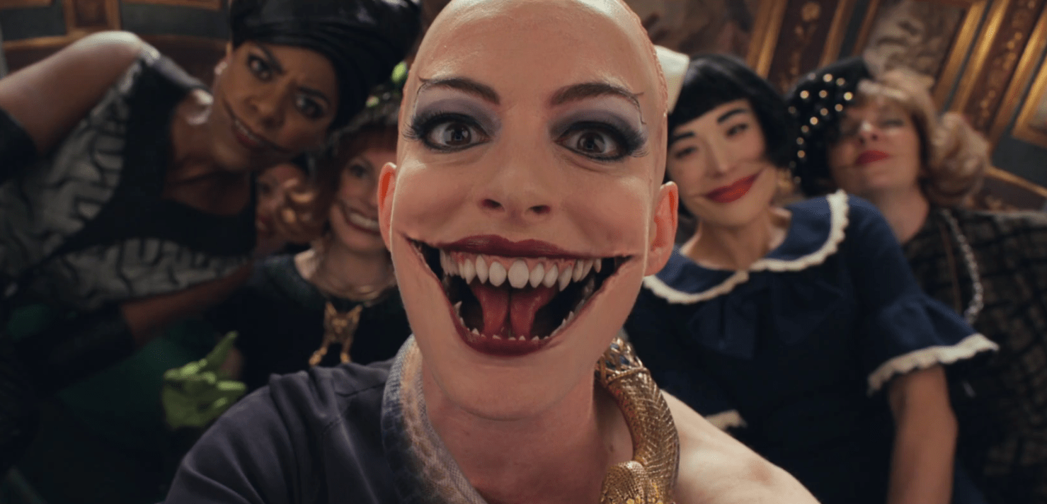 La actriz Anne Hathaway se roba el nuevo promo de The Witches con espeluznante sonrisa