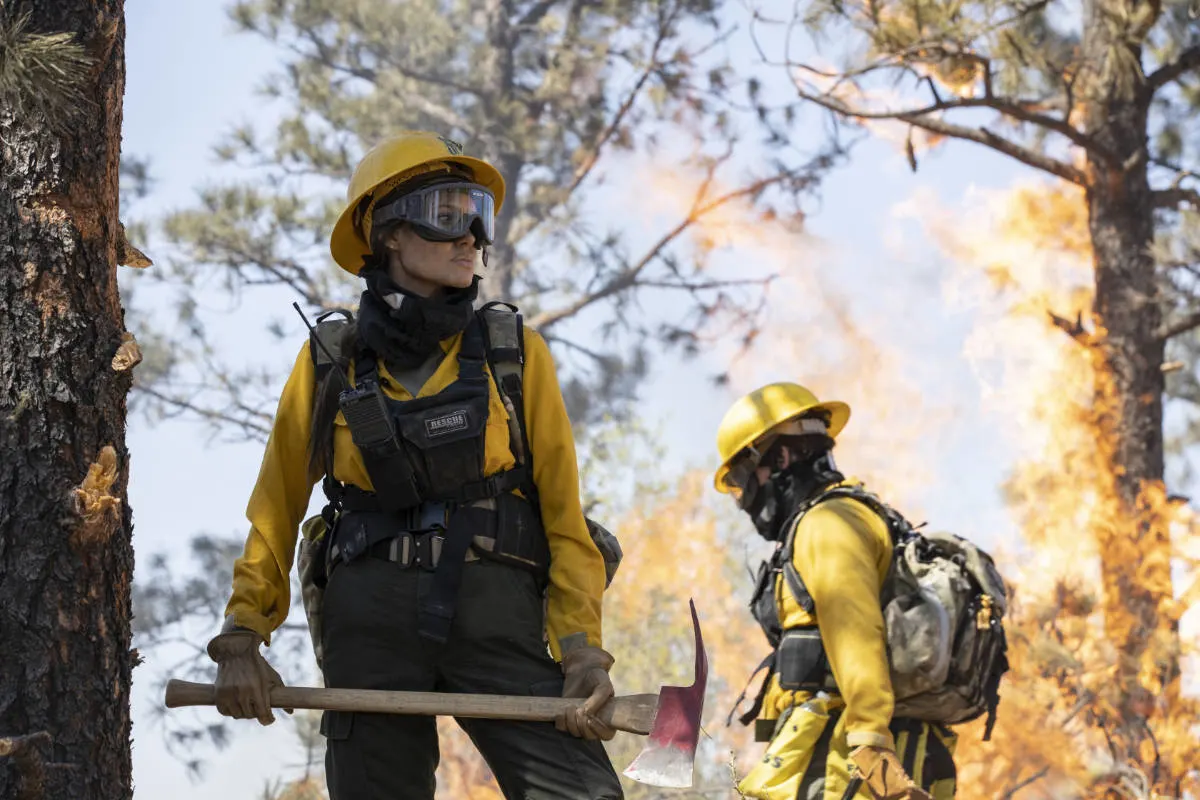 'Those Who Wish Me Dead': Angelina Jolie vs incendios y asesinos en tenso tráiler